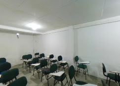 Sala de aula climatizada com cadeiras universitárias