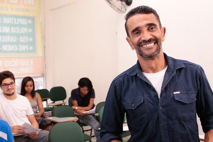 Professor da Meta com alunos durante a aula