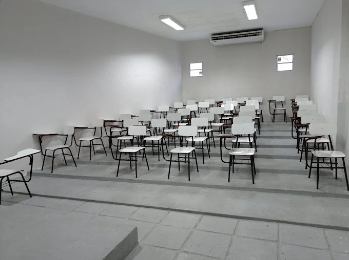 Sala de aula ampla com carteiras em níveis